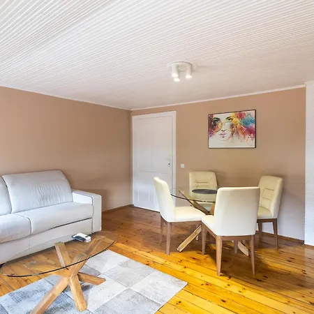 Homy & Stylish Centrally Located Lejlighed *