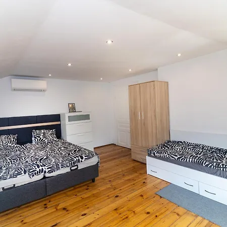 Apartman Homy & Stylish Centrally Located *